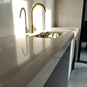 Cozinha em Quartzo Branco Zeus