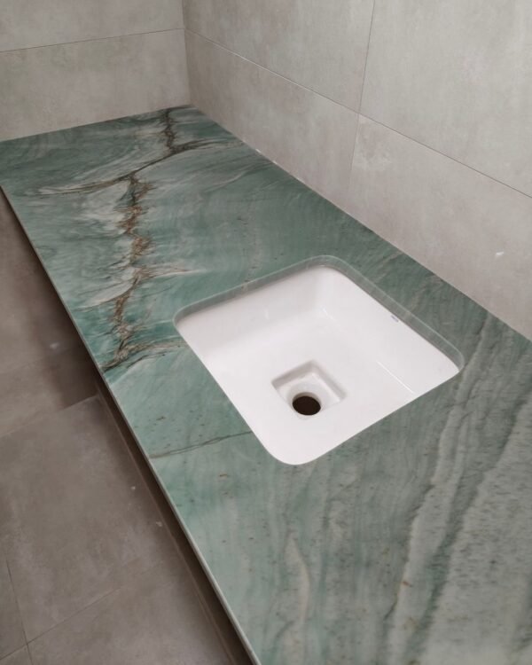 Bancada de banheiro em Quartzito Maestro Green — foto 1