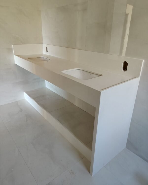 Lavatório esculpido e nicho no box em Branco Zeus — foto 1